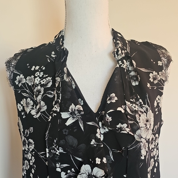 White House Black Market Black and White Floral Blouse - Picture 2 of 8